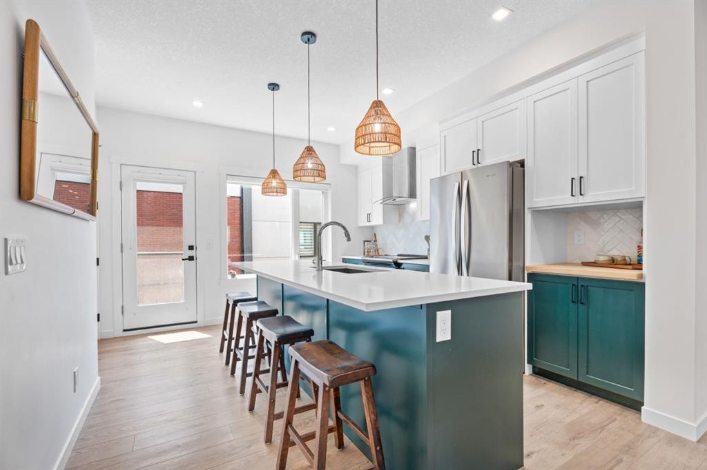 408 Greenbriar Common Nw, Calgary, AB - Indoor Photo Showing Kitchen With Upgraded Kitchen