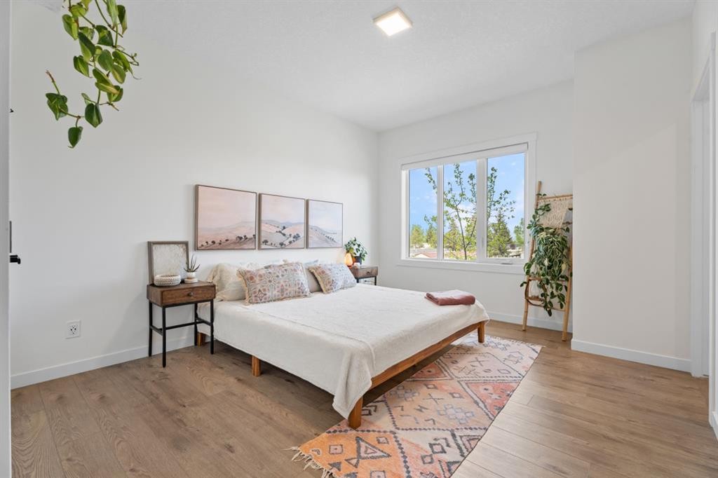 408 Greenbriar Common Nw, Calgary, AB - Indoor Photo Showing Bedroom