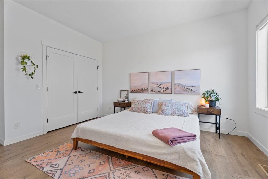 408 Greenbriar Common Nw, Calgary, AB - Indoor Photo Showing Bedroom