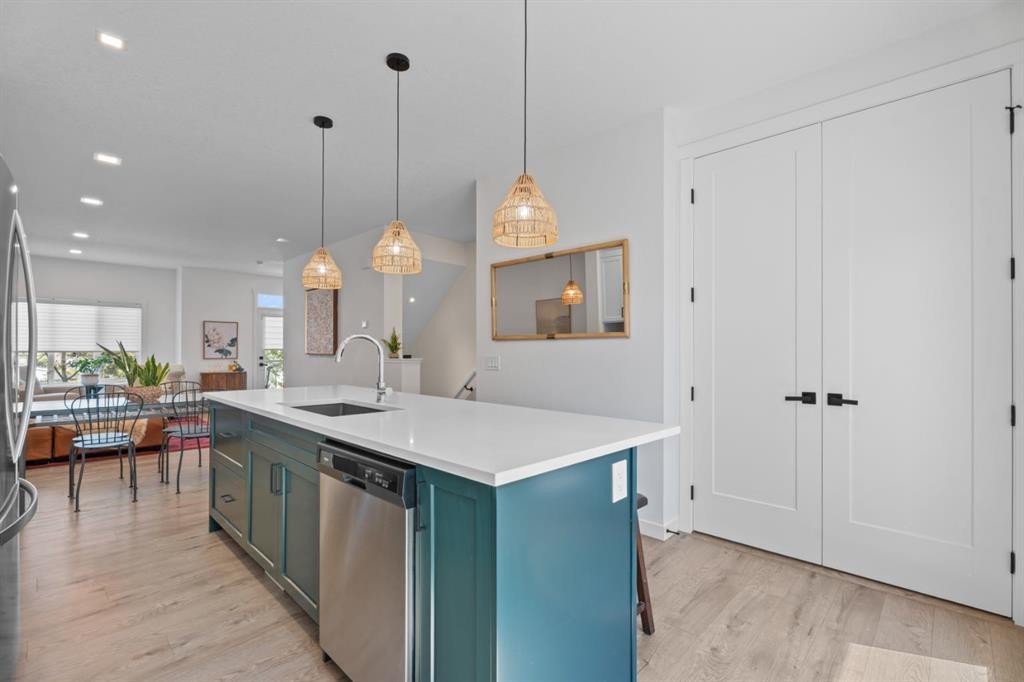 408 Greenbriar Common Nw, Calgary, AB - Indoor Photo Showing Kitchen With Upgraded Kitchen