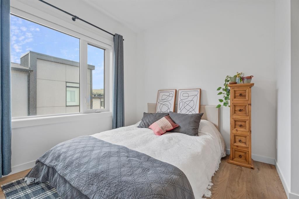408 Greenbriar Common Nw, Calgary, AB - Indoor Photo Showing Bedroom