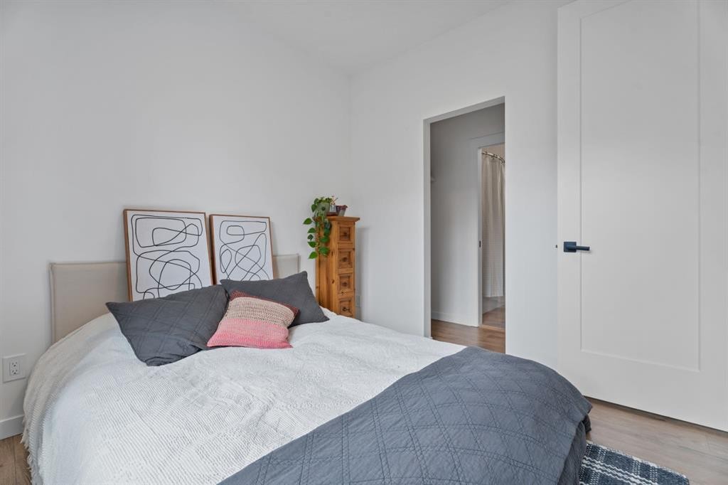 408 Greenbriar Common Nw, Calgary, AB - Indoor Photo Showing Bedroom