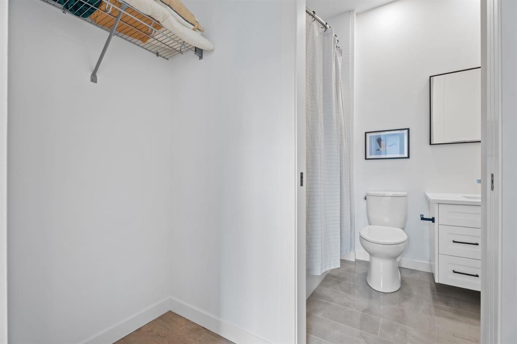 408 Greenbriar Common Nw, Calgary, AB - Indoor Photo Showing Bathroom