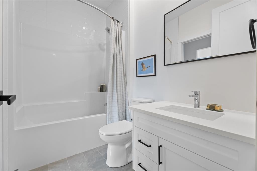 408 Greenbriar Common Nw, Calgary, AB - Indoor Photo Showing Bathroom