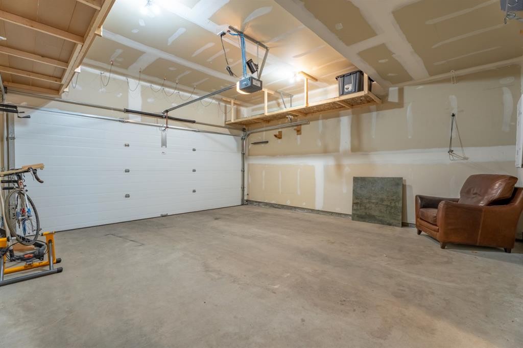 408 Greenbriar Common Nw, Calgary, AB - Indoor Photo Showing Garage