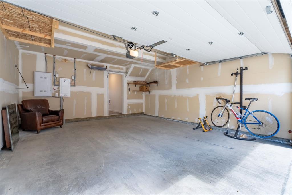 408 Greenbriar Common Nw, Calgary, AB - Indoor Photo Showing Garage