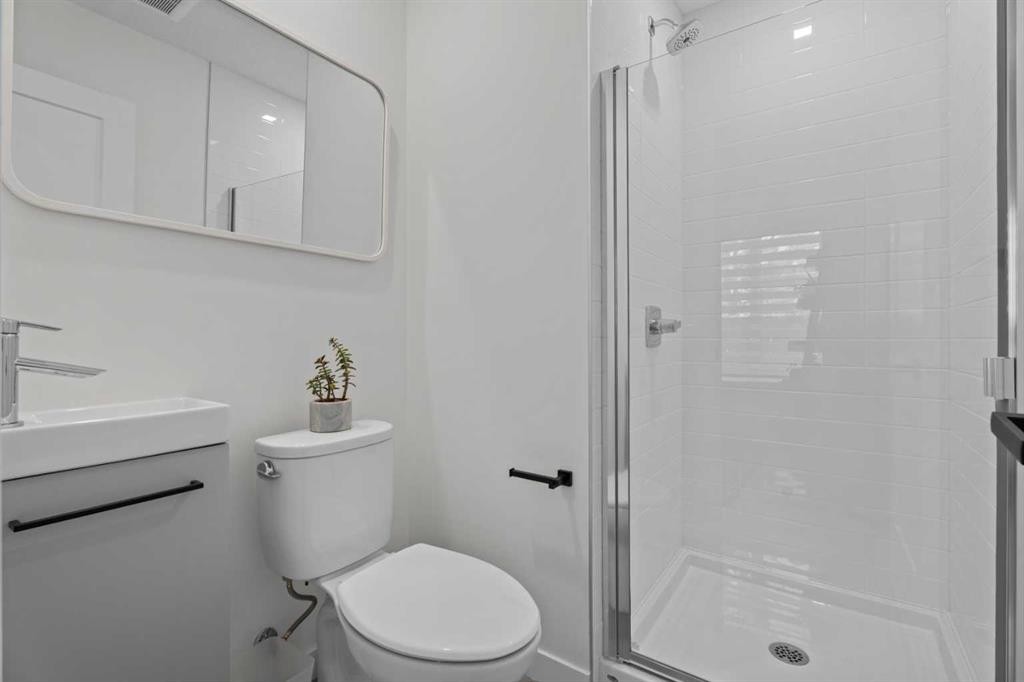 408 Greenbriar Common Nw, Calgary, AB - Indoor Photo Showing Bathroom