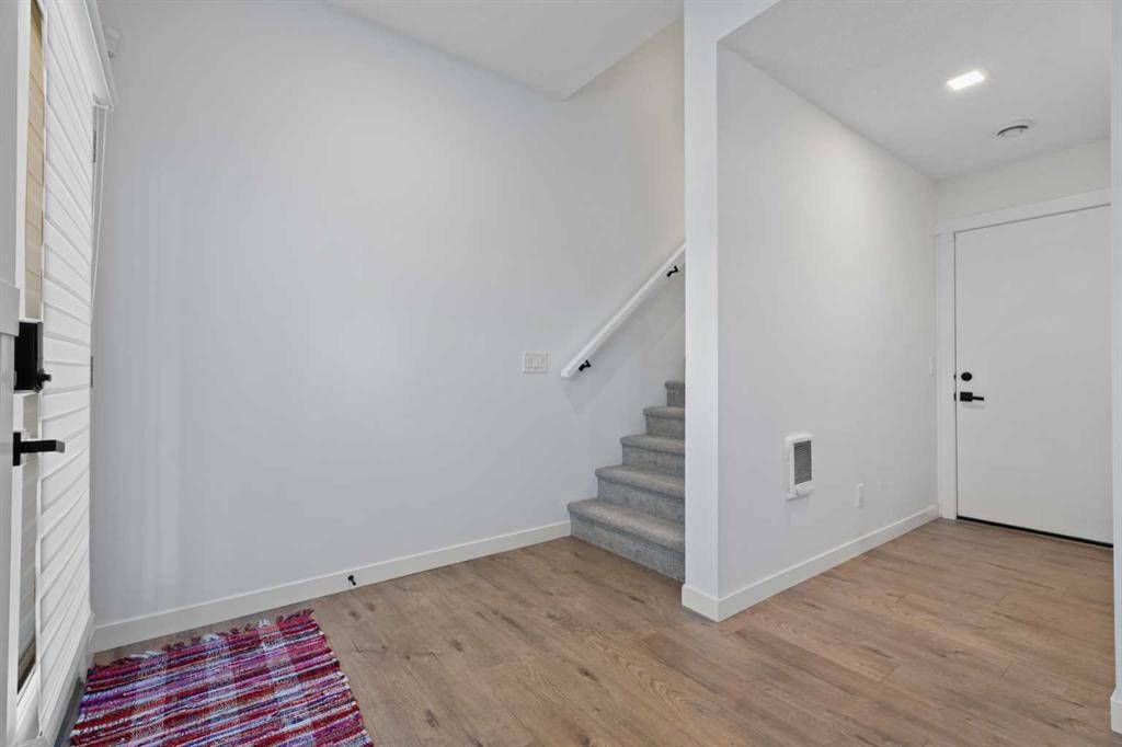 408 Greenbriar Common Nw, Calgary, AB - Indoor Photo Showing Other Room