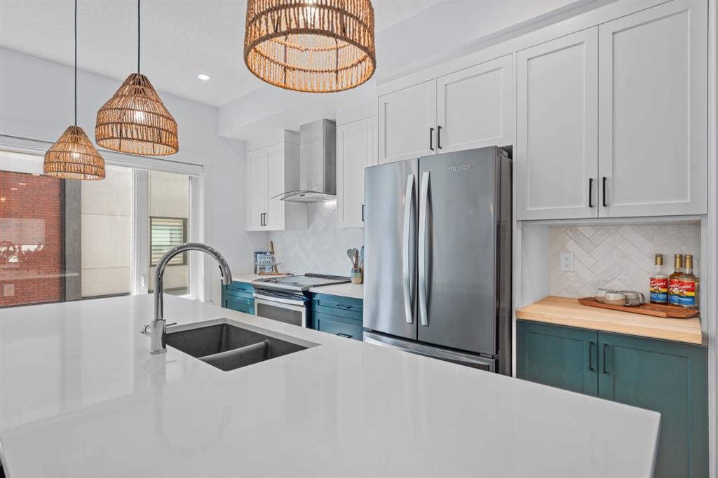 408 Greenbriar Common Nw, Calgary, AB - Indoor Photo Showing Kitchen With Double Sink With Upgraded Kitchen