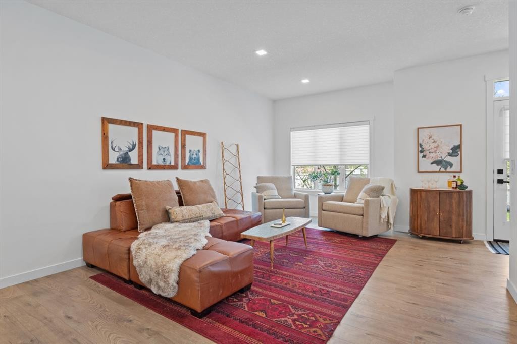 408 Greenbriar Common Nw, Calgary, AB - Indoor Photo Showing Living Room