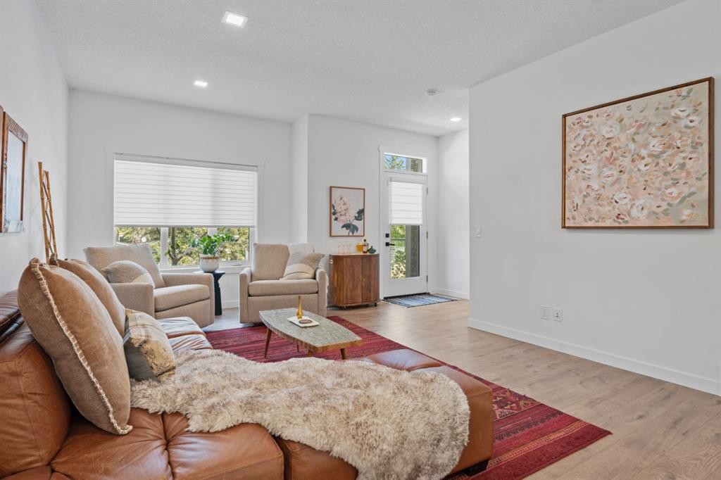 408 Greenbriar Common Nw, Calgary, AB - Indoor Photo Showing Living Room