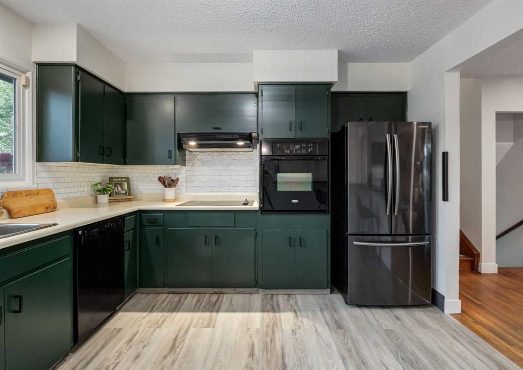 182 Fyffe Road Se, Calgary, AB - Indoor Photo Showing Kitchen