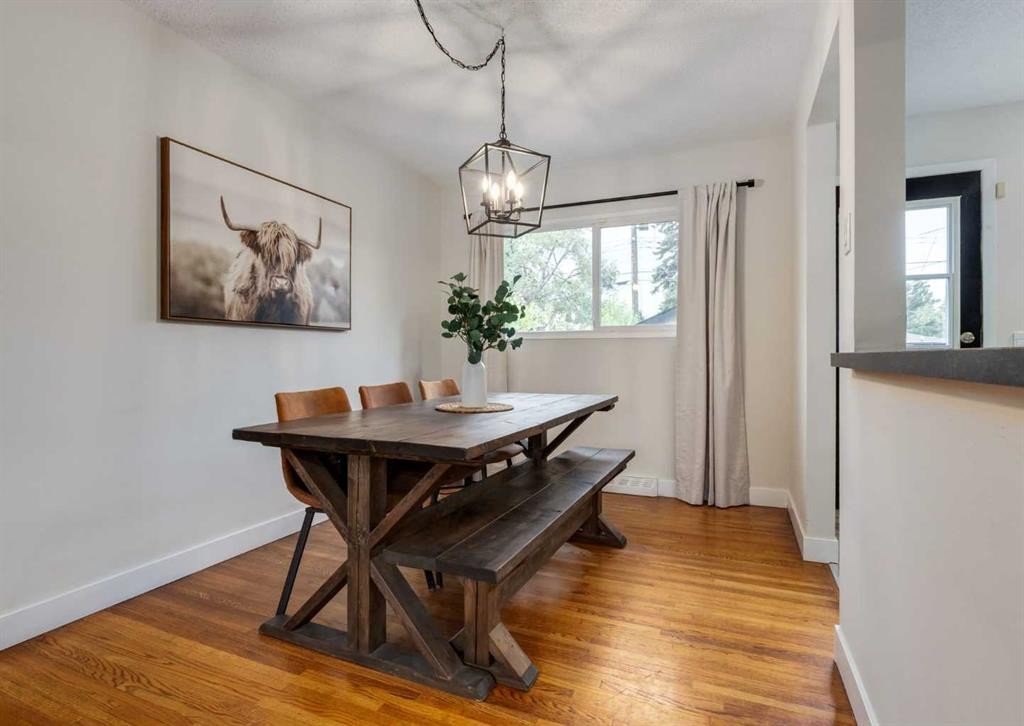 182 Fyffe Road Se, Calgary, AB - Indoor Photo Showing Dining Room