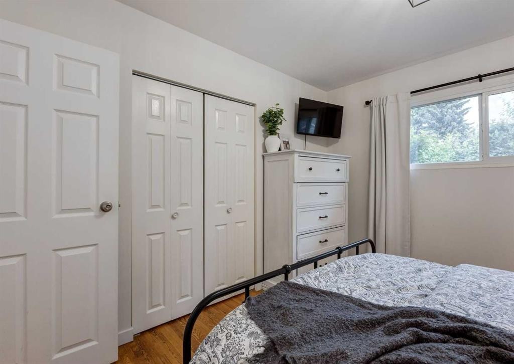 182 Fyffe Road Se, Calgary, AB - Indoor Photo Showing Bedroom