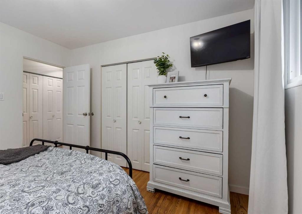 182 Fyffe Road Se, Calgary, AB - Indoor Photo Showing Bedroom