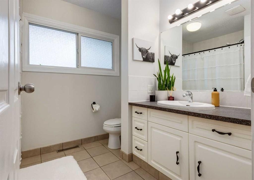 182 Fyffe Road Se, Calgary, AB - Indoor Photo Showing Bathroom