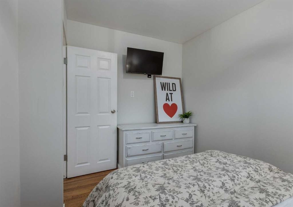 182 Fyffe Road Se, Calgary, AB - Indoor Photo Showing Bedroom