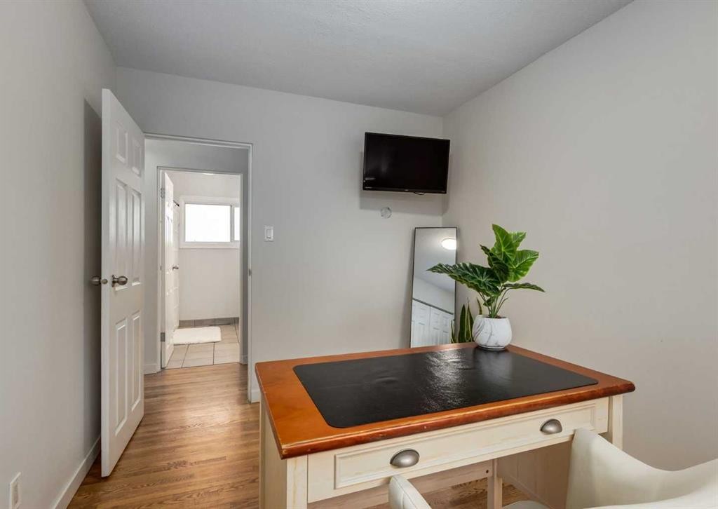 182 Fyffe Road Se, Calgary, AB - Indoor Photo Showing Other Room