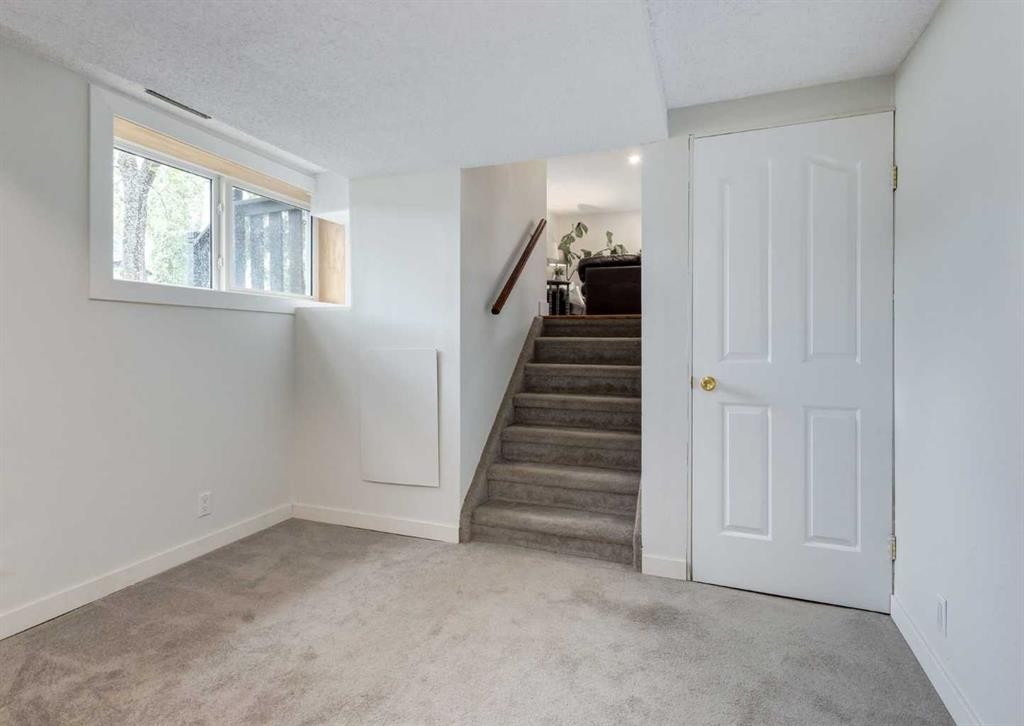 182 Fyffe Road Se, Calgary, AB - Indoor Photo Showing Other Room