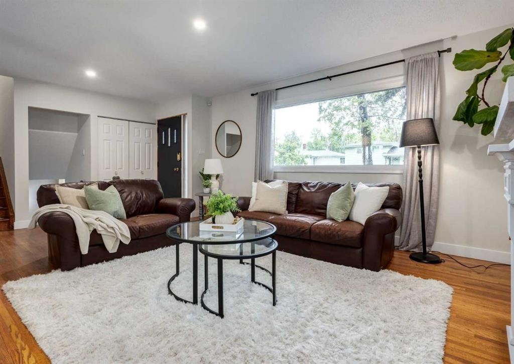 182 Fyffe Road Se, Calgary, AB - Indoor Photo Showing Living Room