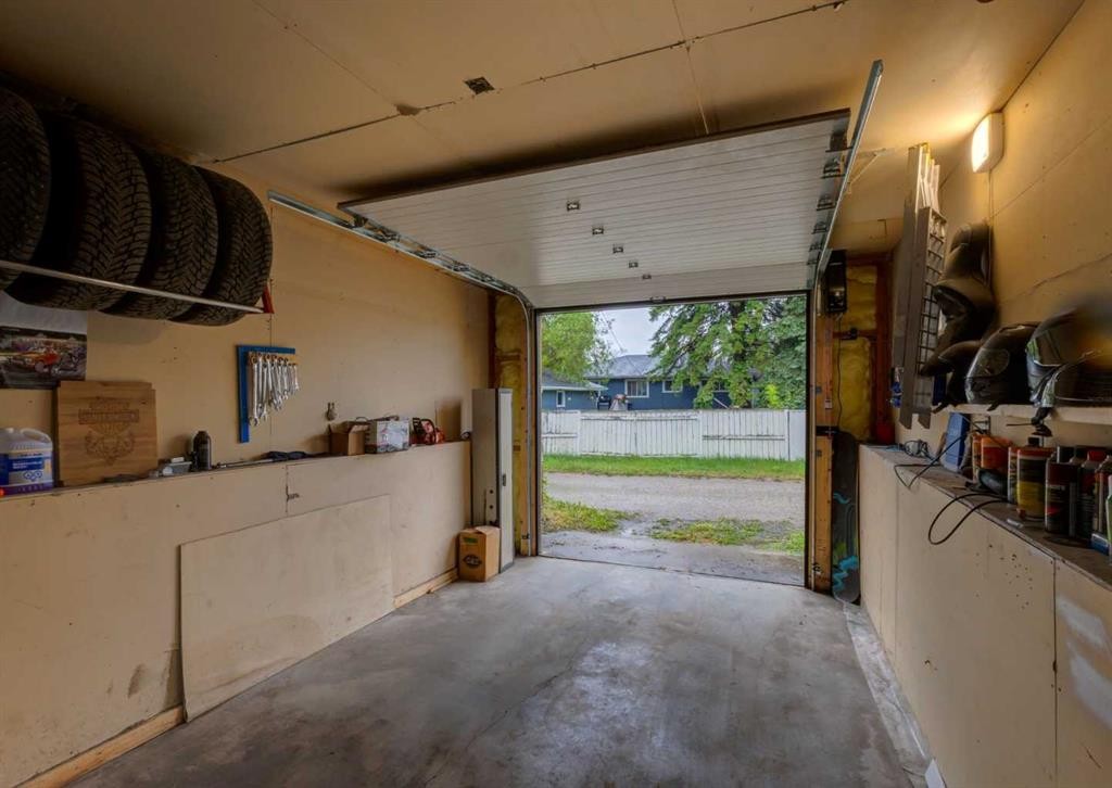 182 Fyffe Road Se, Calgary, AB - Indoor Photo Showing Garage