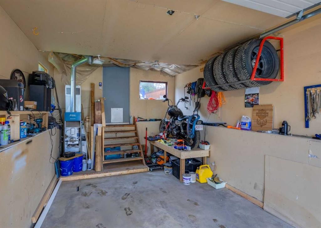 182 Fyffe Road Se, Calgary, AB - Indoor Photo Showing Garage