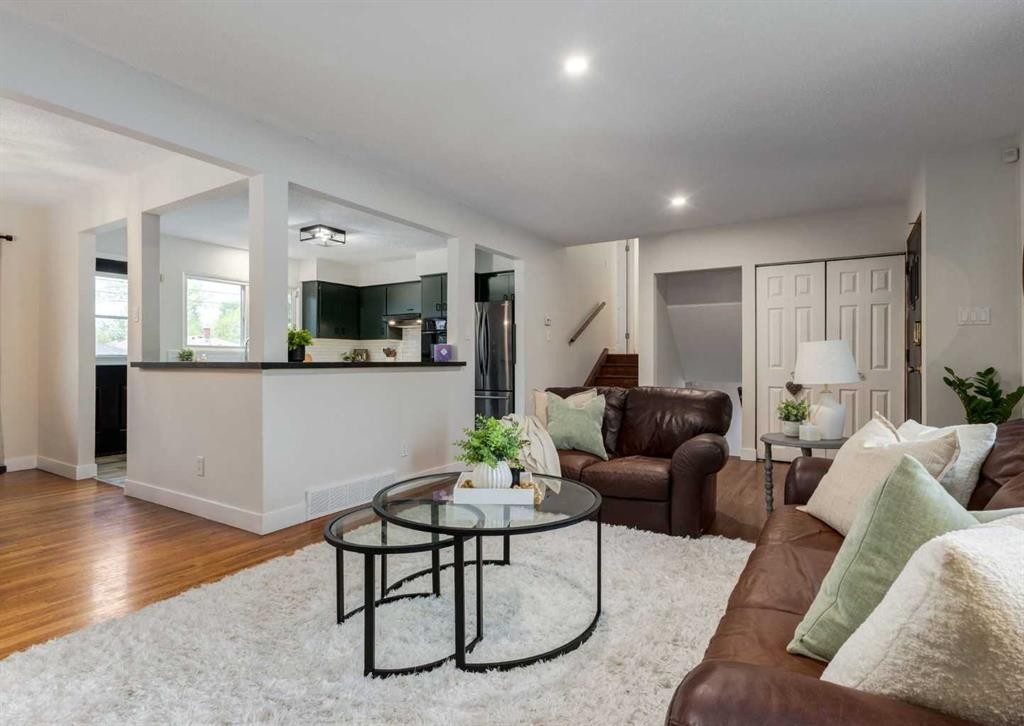 182 Fyffe Road Se, Calgary, AB - Indoor Photo Showing Living Room