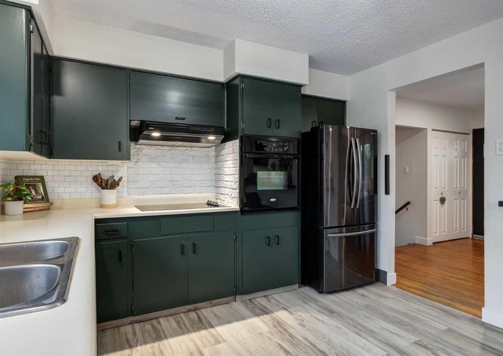 182 Fyffe Road Se, Calgary, AB - Indoor Photo Showing Kitchen With Double Sink