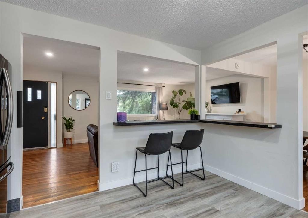 182 Fyffe Road Se, Calgary, AB - Indoor Photo Showing Kitchen