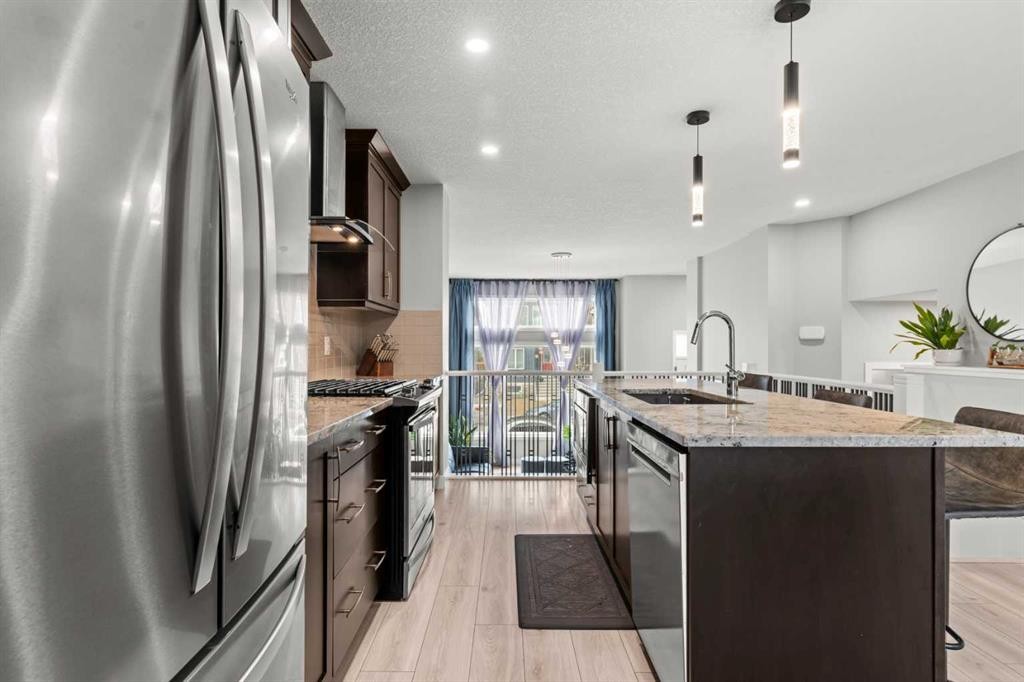 46 Corner Meadows Common Ne, Calgary, AB - Indoor Photo Showing Kitchen With Upgraded Kitchen