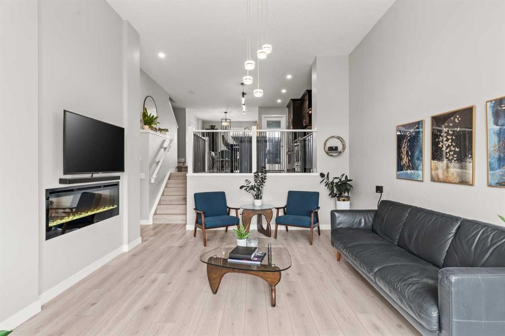 46 Corner Meadows Common Ne, Calgary, AB - Indoor Photo Showing Living Room