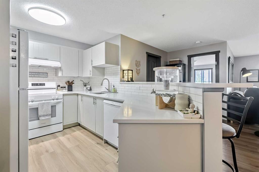 2307-12 Cimarron Common, Okotoks, AB - Indoor Photo Showing Kitchen