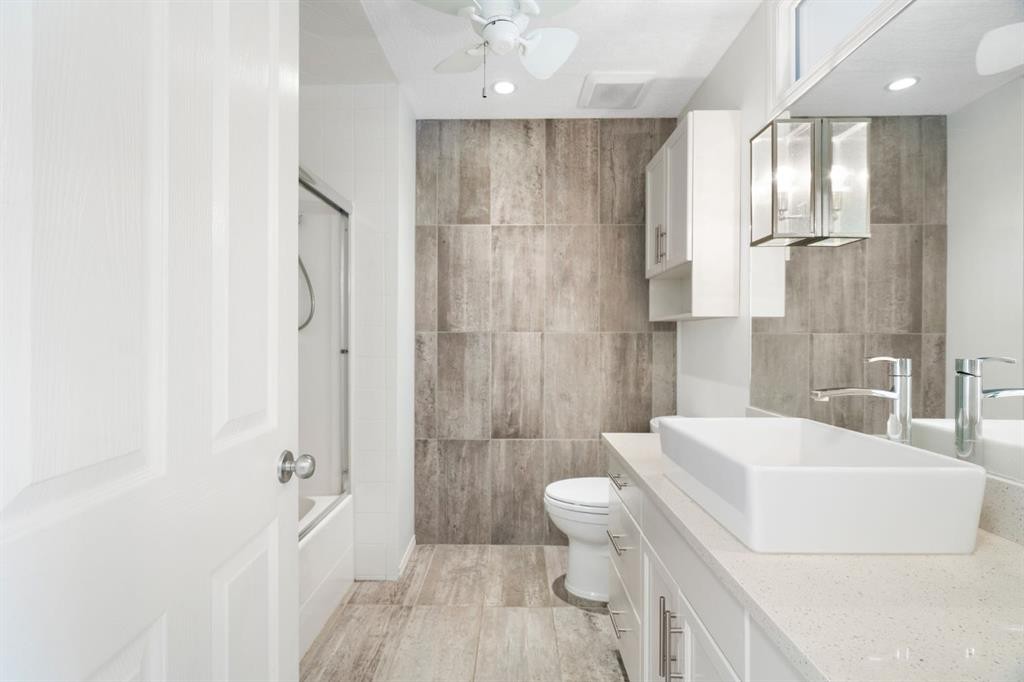 10 Eversyde Court Sw, Calgary, AB - Indoor Photo Showing Bathroom