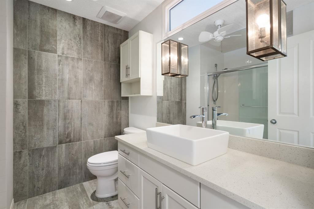 10 Eversyde Court Sw, Calgary, AB - Indoor Photo Showing Bathroom
