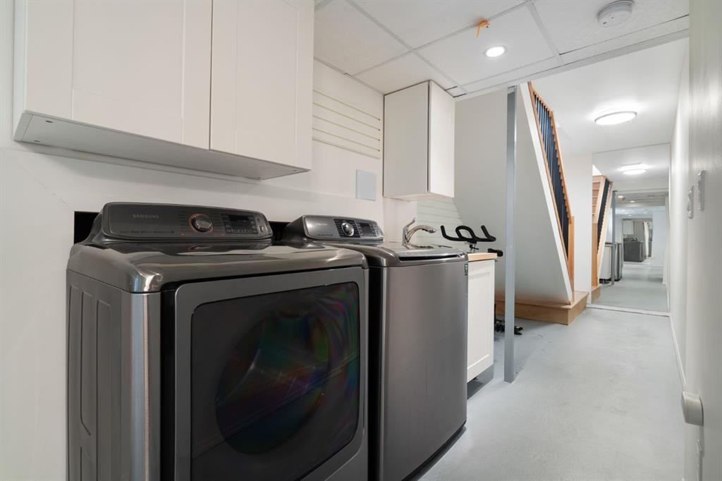 10 Eversyde Court Sw, Calgary, AB - Indoor Photo Showing Laundry Room