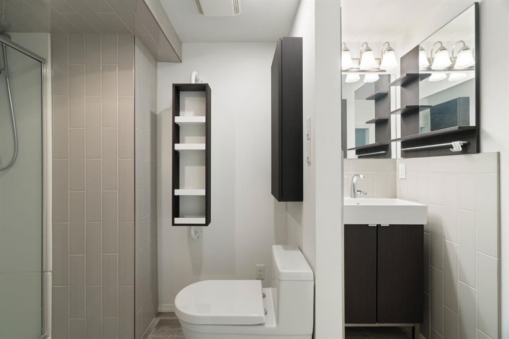 10 Eversyde Court Sw, Calgary, AB - Indoor Photo Showing Bathroom