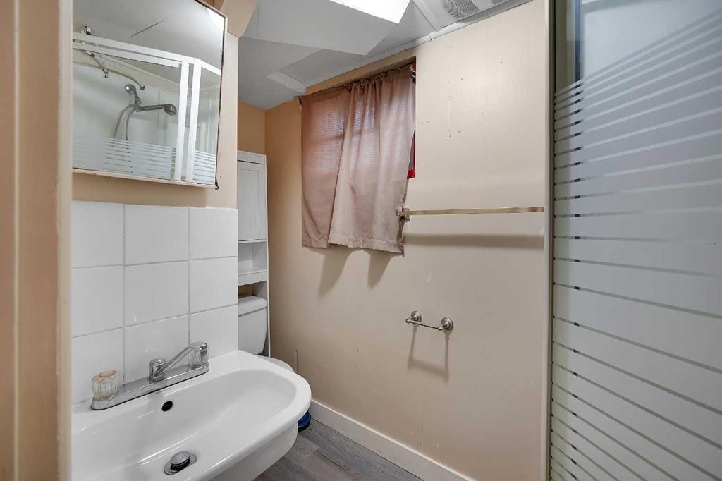 1507 1 Street Ne, Calgary, AB - Indoor Photo Showing Bathroom
