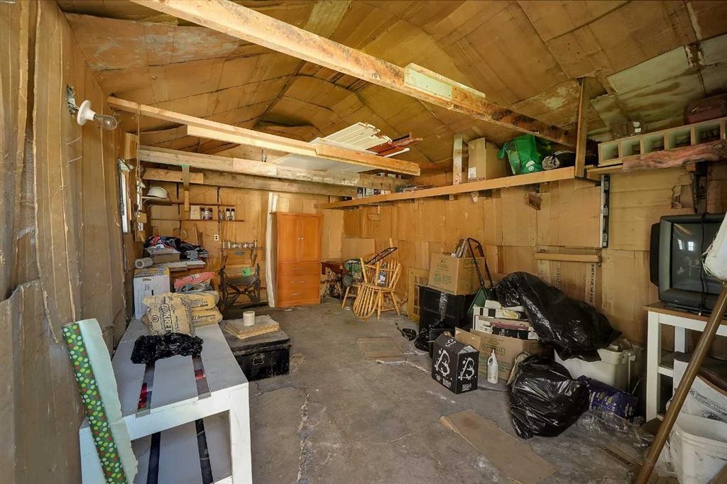 1507 1 Street Ne, Calgary, AB - Indoor Photo Showing Garage