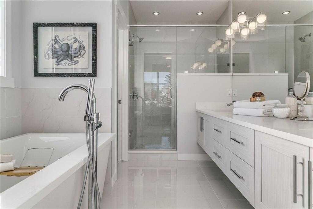 3122 39 Street Sw, Calgary, AB - Indoor Photo Showing Bathroom