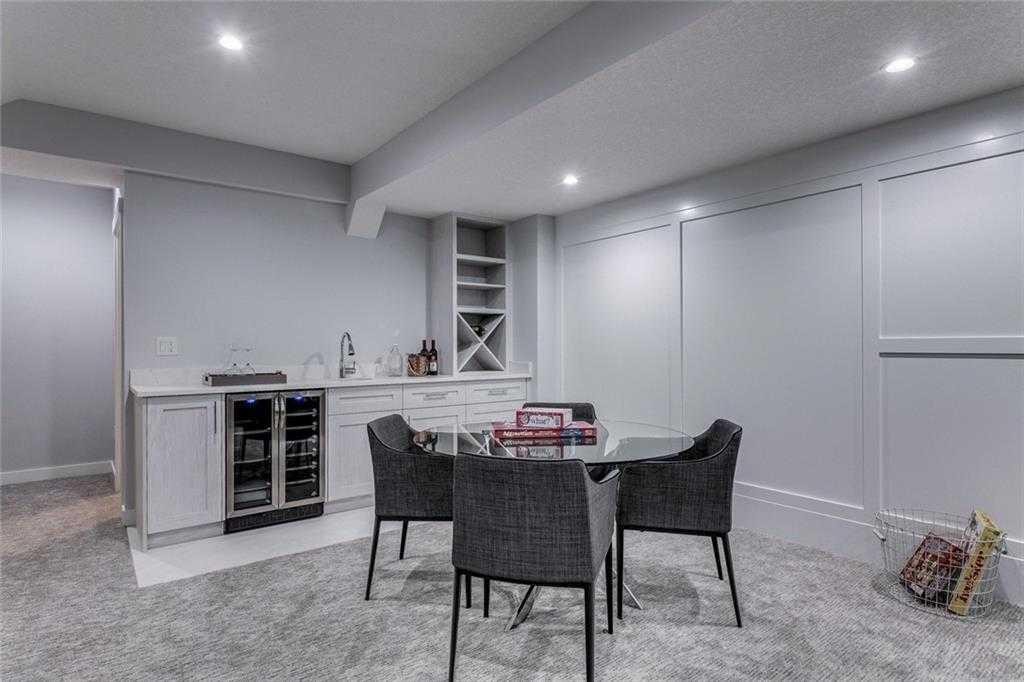 3122 39 Street Sw, Calgary, AB - Indoor