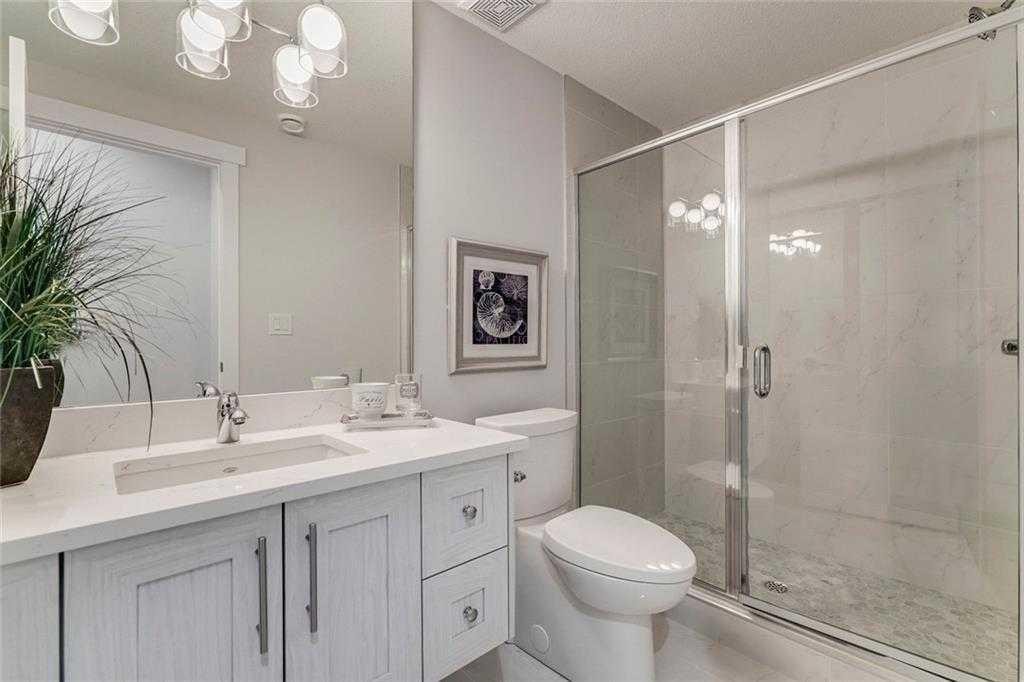 3122 39 Street Sw, Calgary, AB - Indoor Photo Showing Bathroom