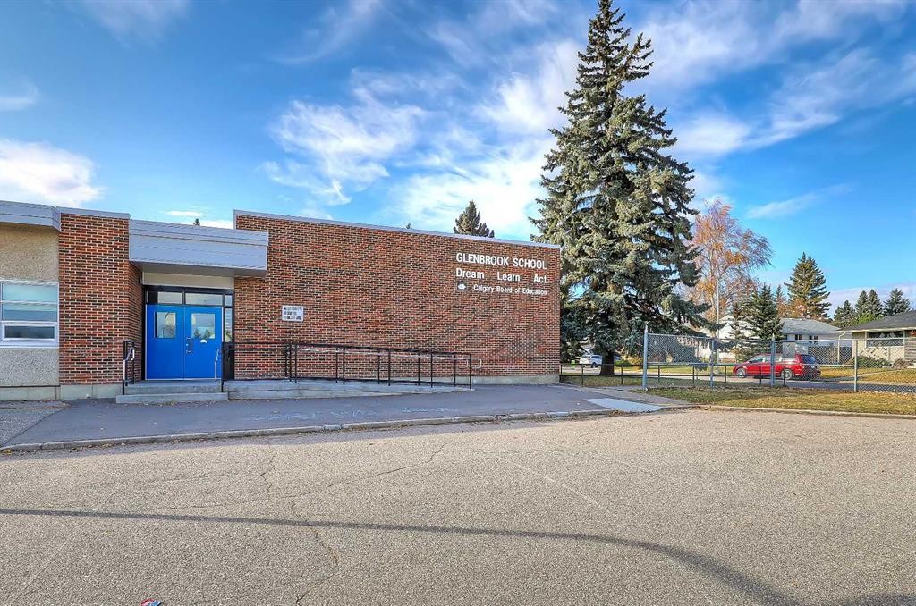 3122 39 Street Sw, Calgary, AB - Outdoor
