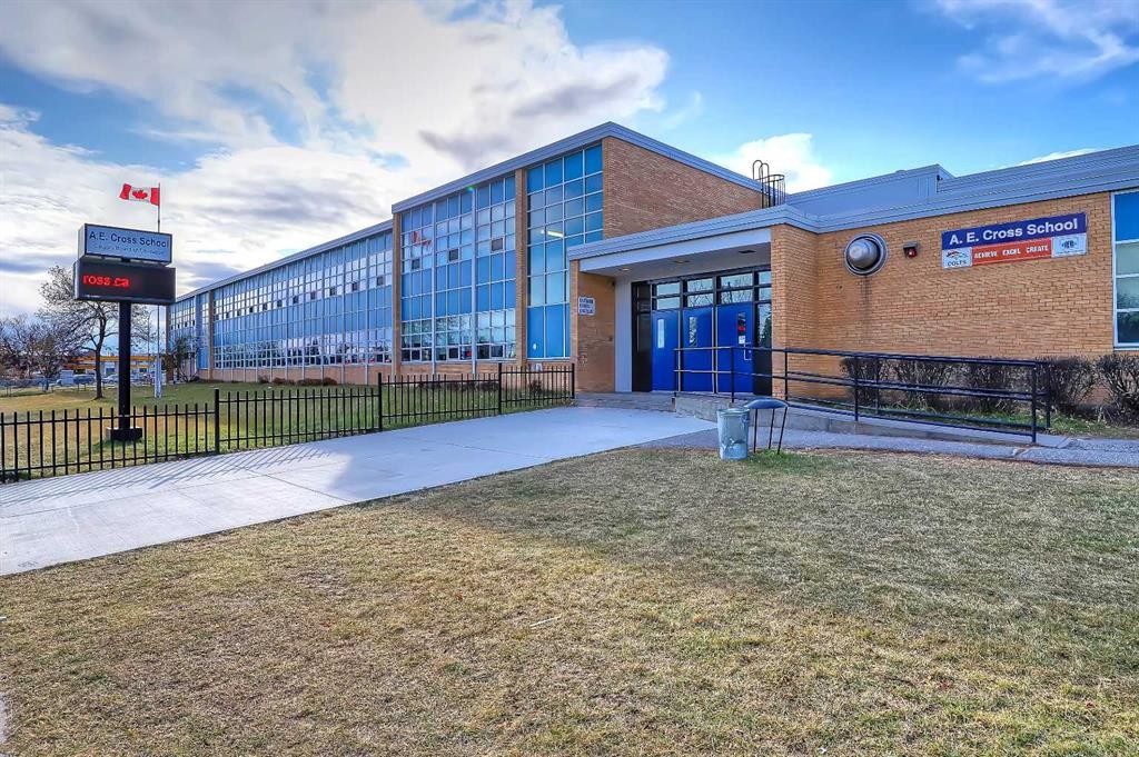 3122 39 Street Sw, Calgary, AB - Outdoor