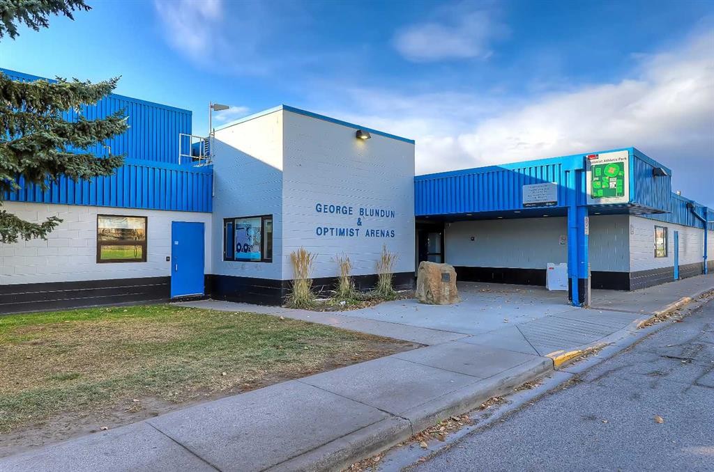 3122 39 Street Sw, Calgary, AB - Outdoor