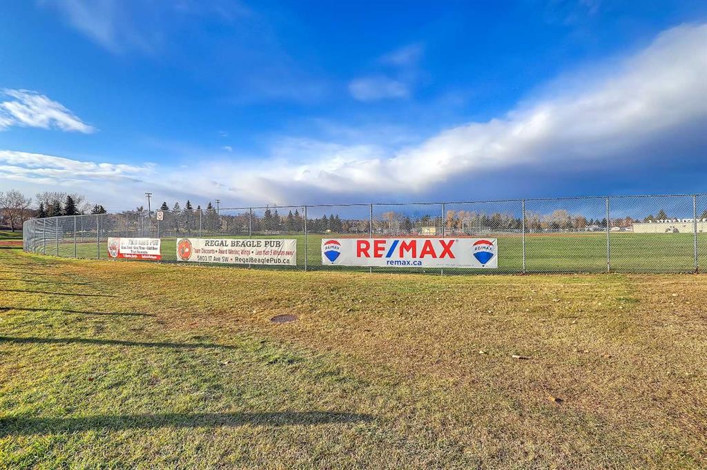3122 39 Street Sw, Calgary, AB - Outdoor With View
