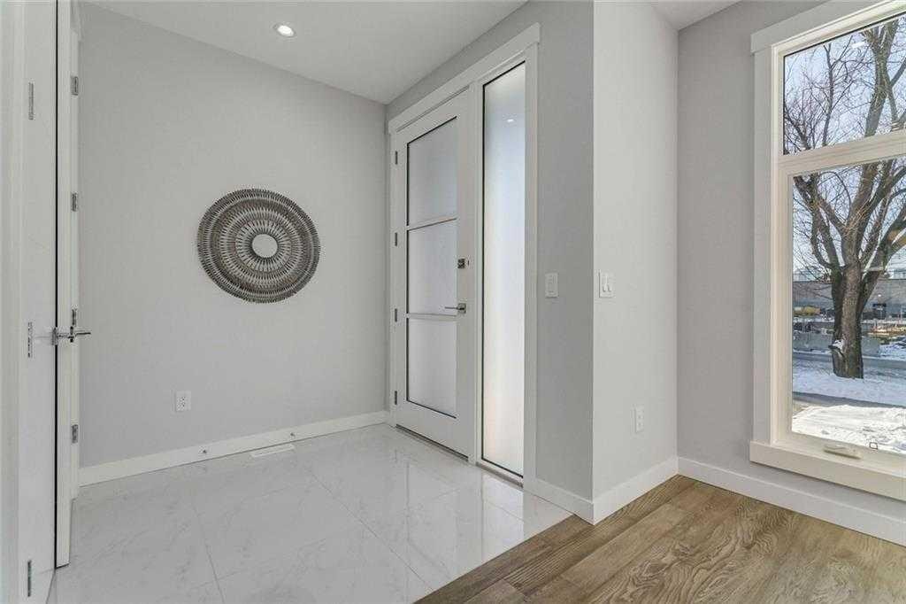 3122 39 Street Sw, Calgary, AB - Indoor Photo Showing Other Room