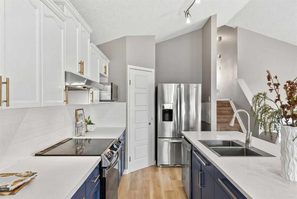 160 Citadel Bluff Close Nw, Calgary, AB - Indoor Photo Showing Kitchen With Double Sink With Upgraded Kitchen