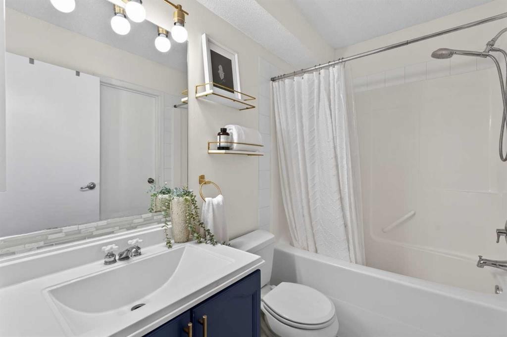 160 Citadel Bluff Close Nw, Calgary, AB - Indoor Photo Showing Bathroom