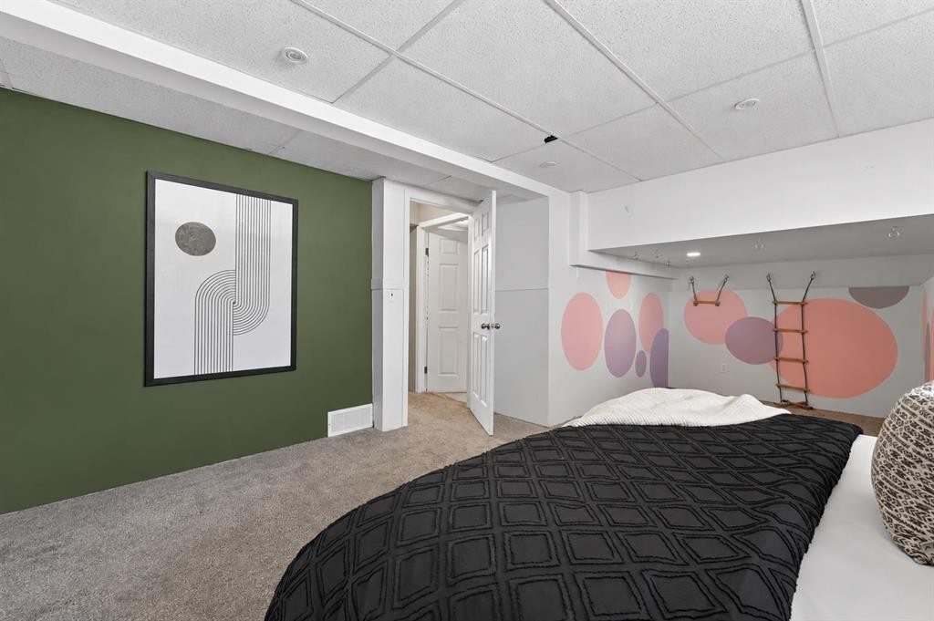160 Citadel Bluff Close Nw, Calgary, AB - Indoor Photo Showing Bedroom