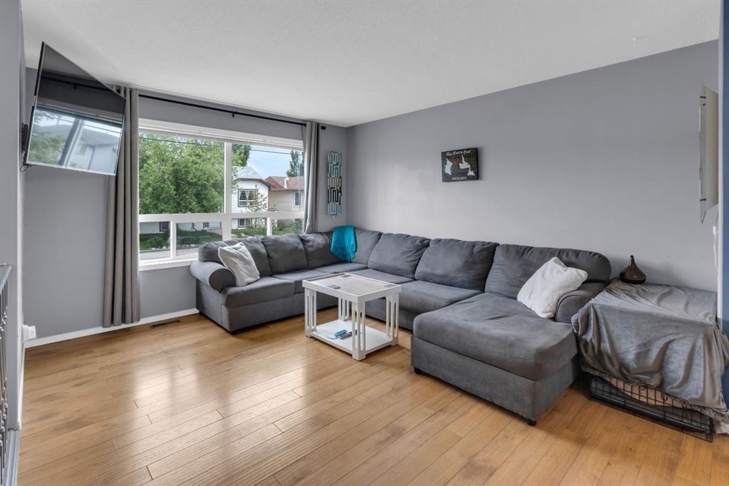 1918 Strathcona Terrace, Strathmore, AB - Indoor Photo Showing Living Room